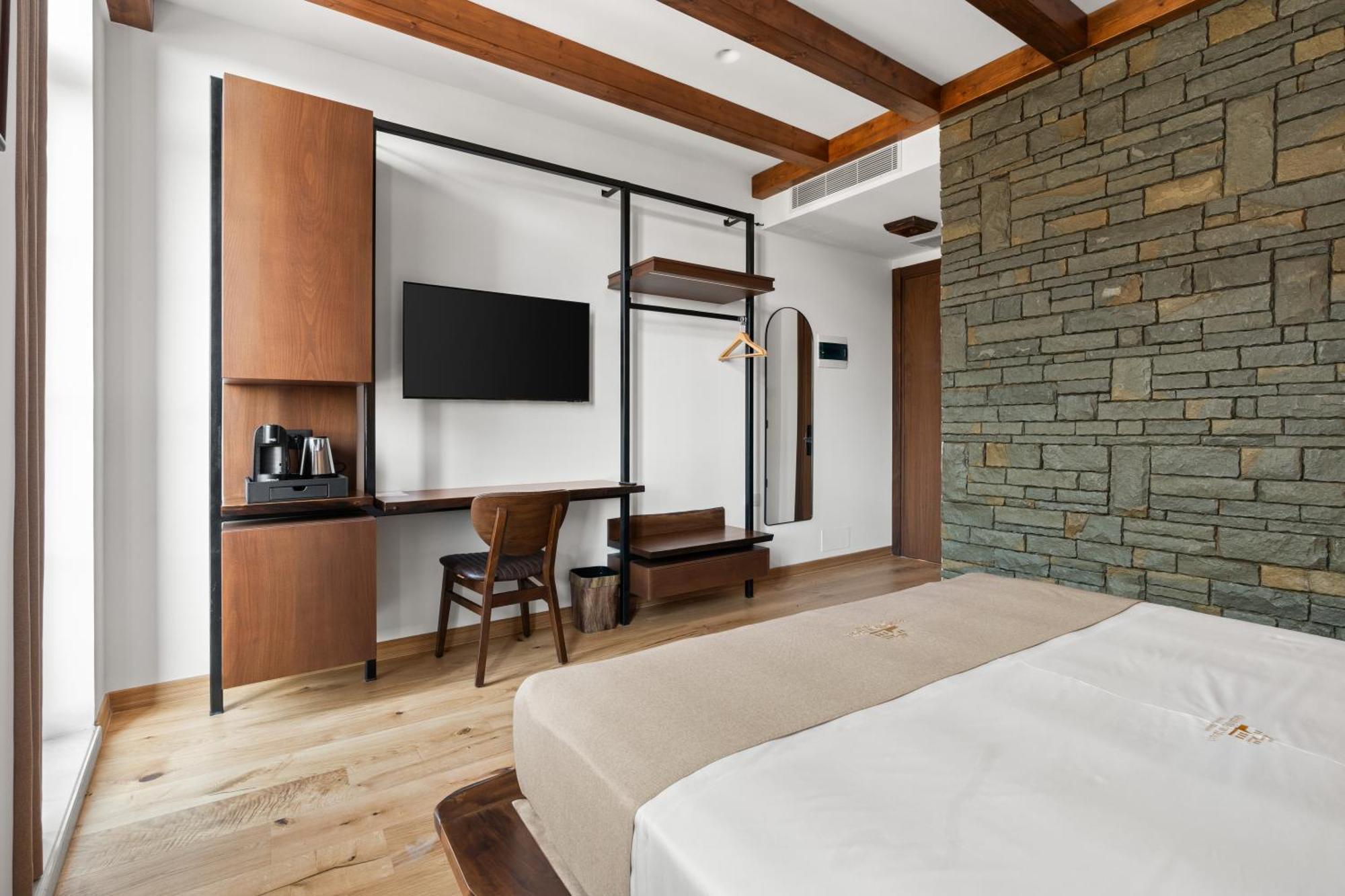 Grandview Hotel *
